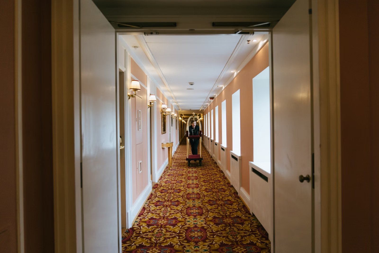 Hotel luggage corridor support